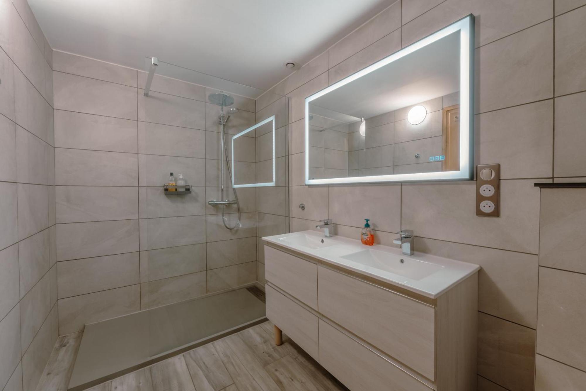 Chalet Muguet Gauche With Hot Tub Sleeps 10 Central Morzine Eksteriør bilde